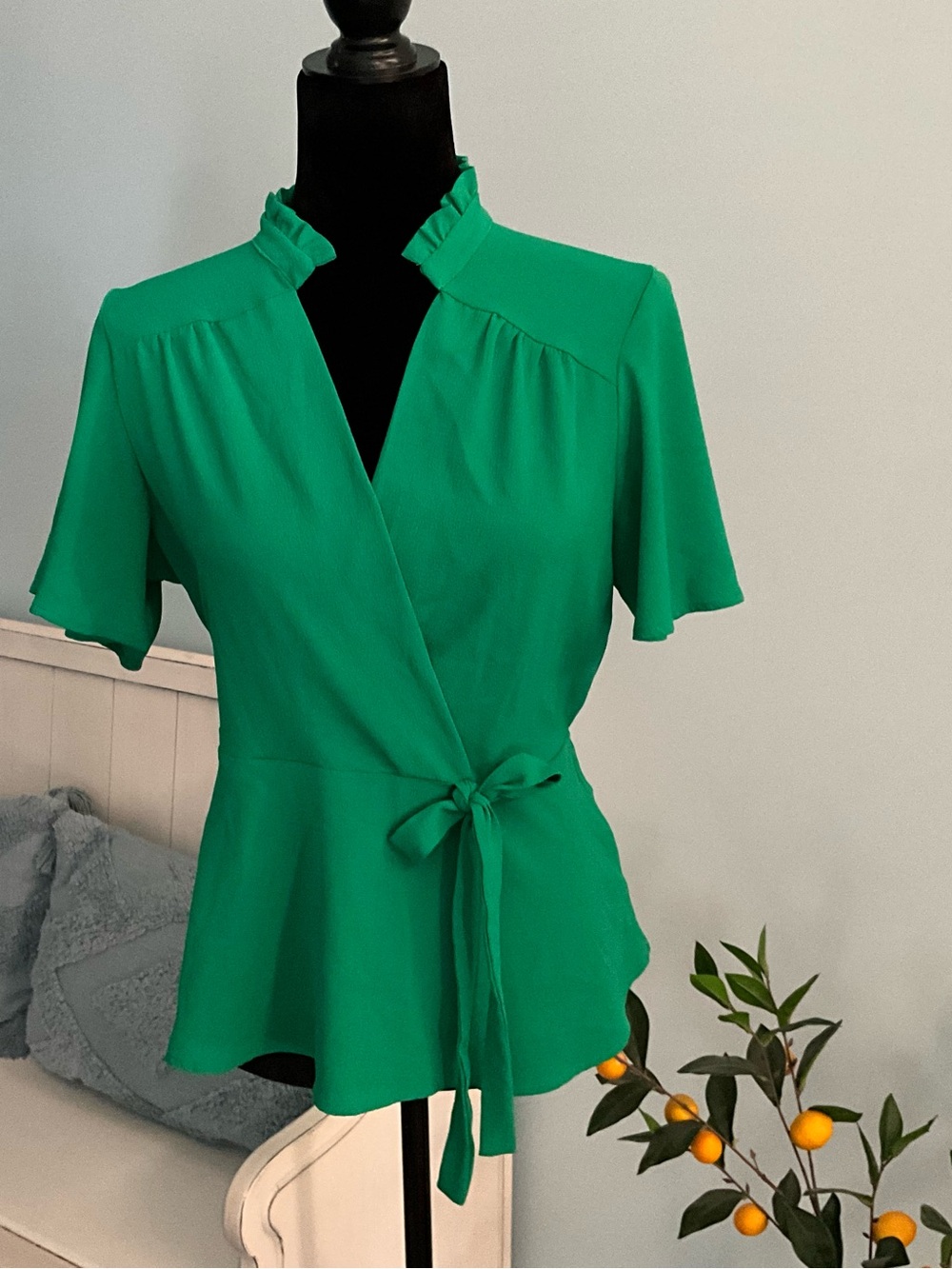MONTEAU Tie-Waist Green Ruffle Collar Peplum Faux-Wrap Blouse Sz 6 Sz 8